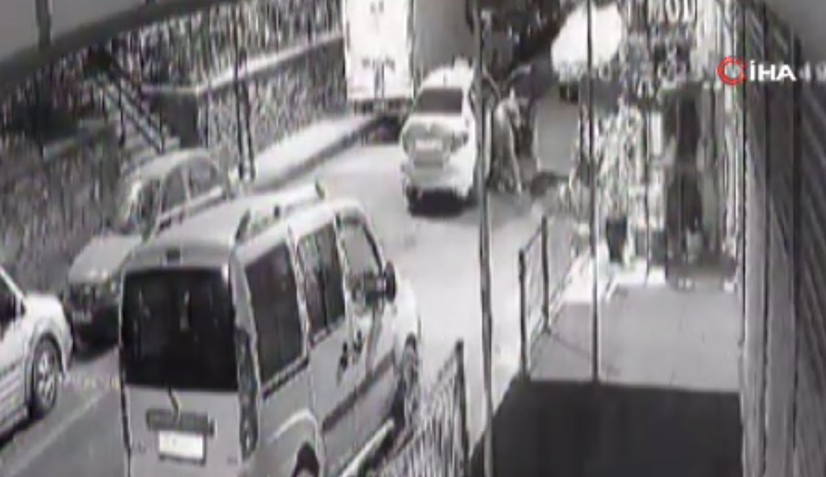 Akılalmaz hırsızlık: Polisin gittiğini görünce rögardan çıkıp kaçtılar