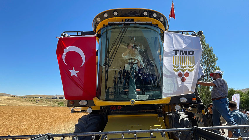 Bakan Yumaklı, hasada katıldı, biçerdöver kullandı: Çiftçilere yeni müjdeyi verdi