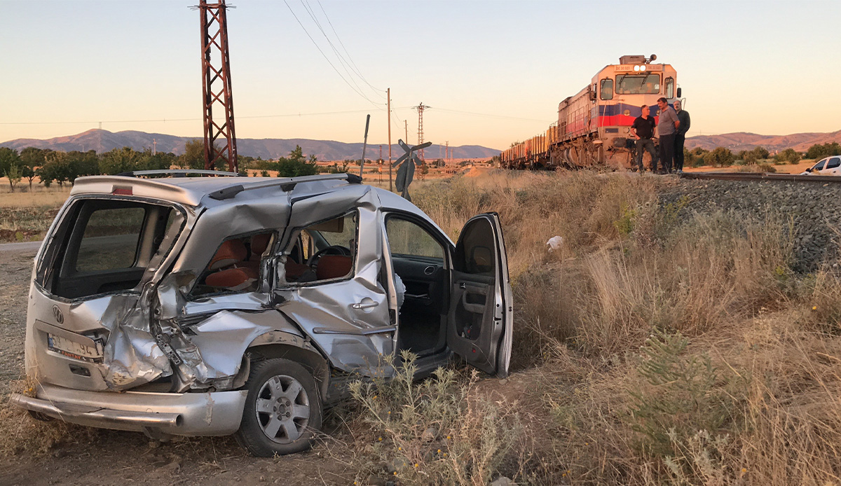Aracına tren çarptı, o canına değil taşıdığı kaçak tütünün derdine düştü