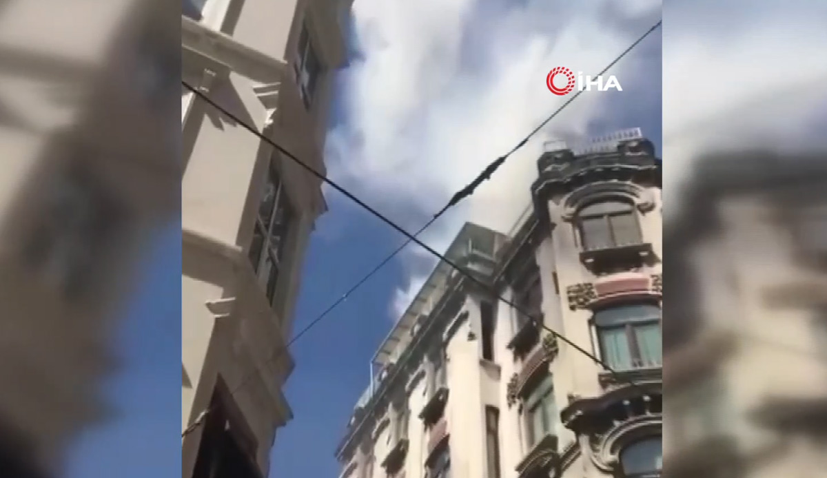 İstiklal Caddesi'nde bir binanın çatısında yangın çıktı!