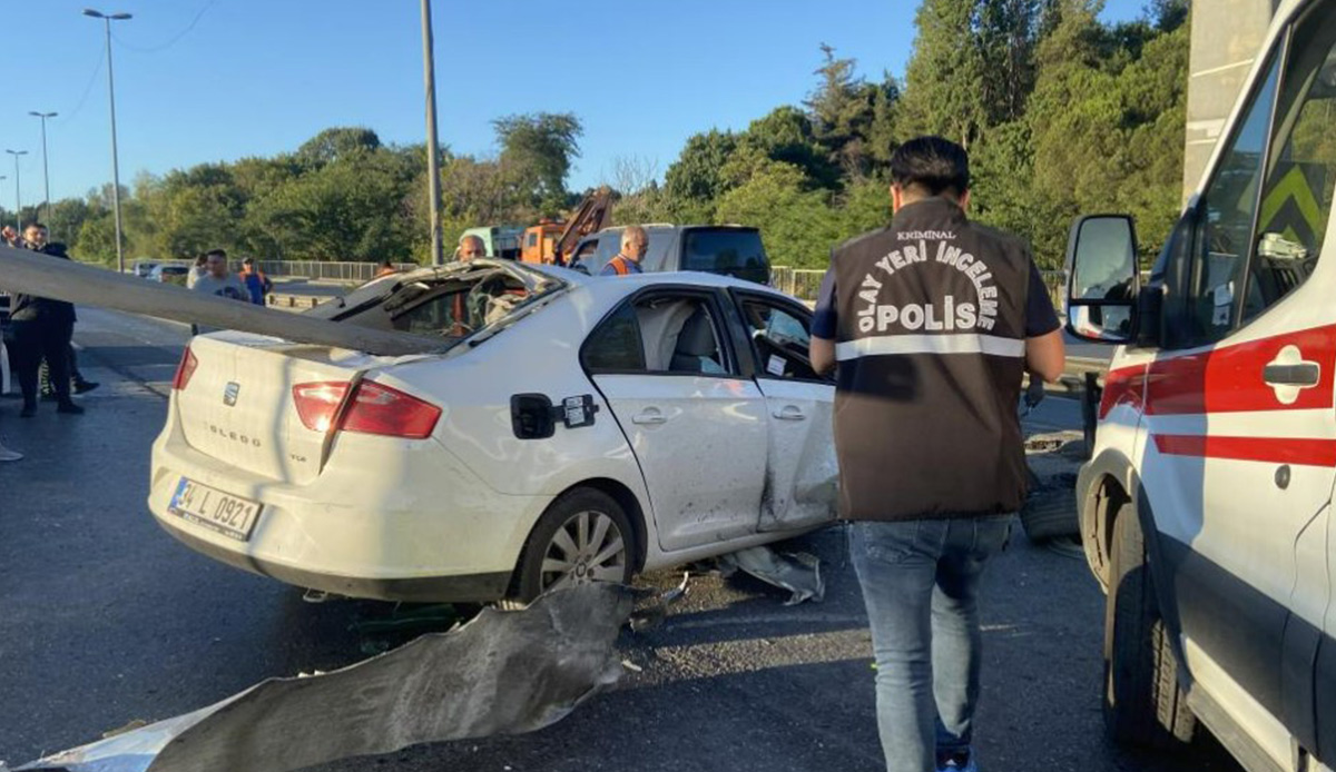 E-5'te feci kaza! Otomobil bariyere ok gibi saplandı: 1 ölü 