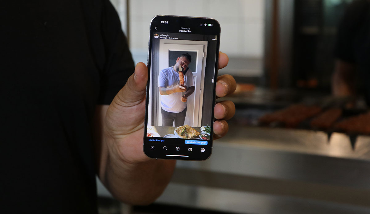 Güneşte kebap pişirdi, sosyal medyanın gündemine oturdu
