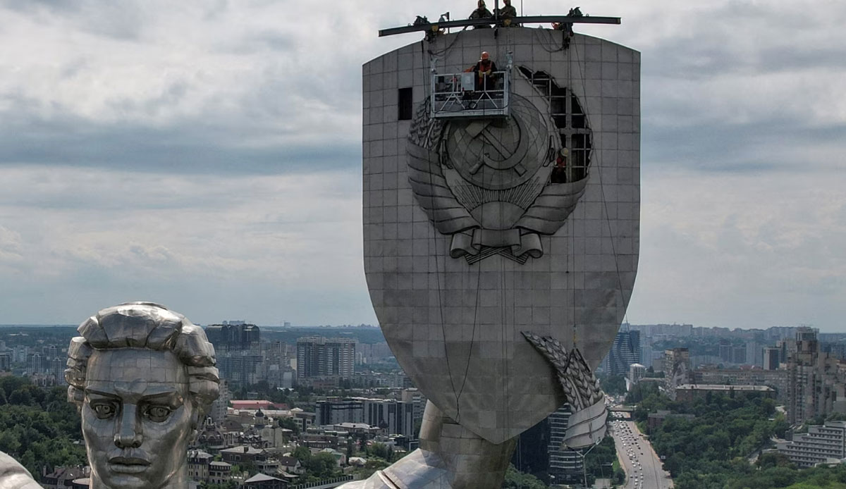 Ukrayna'da Sovyetler döneminden kalma amblem sökülüyor