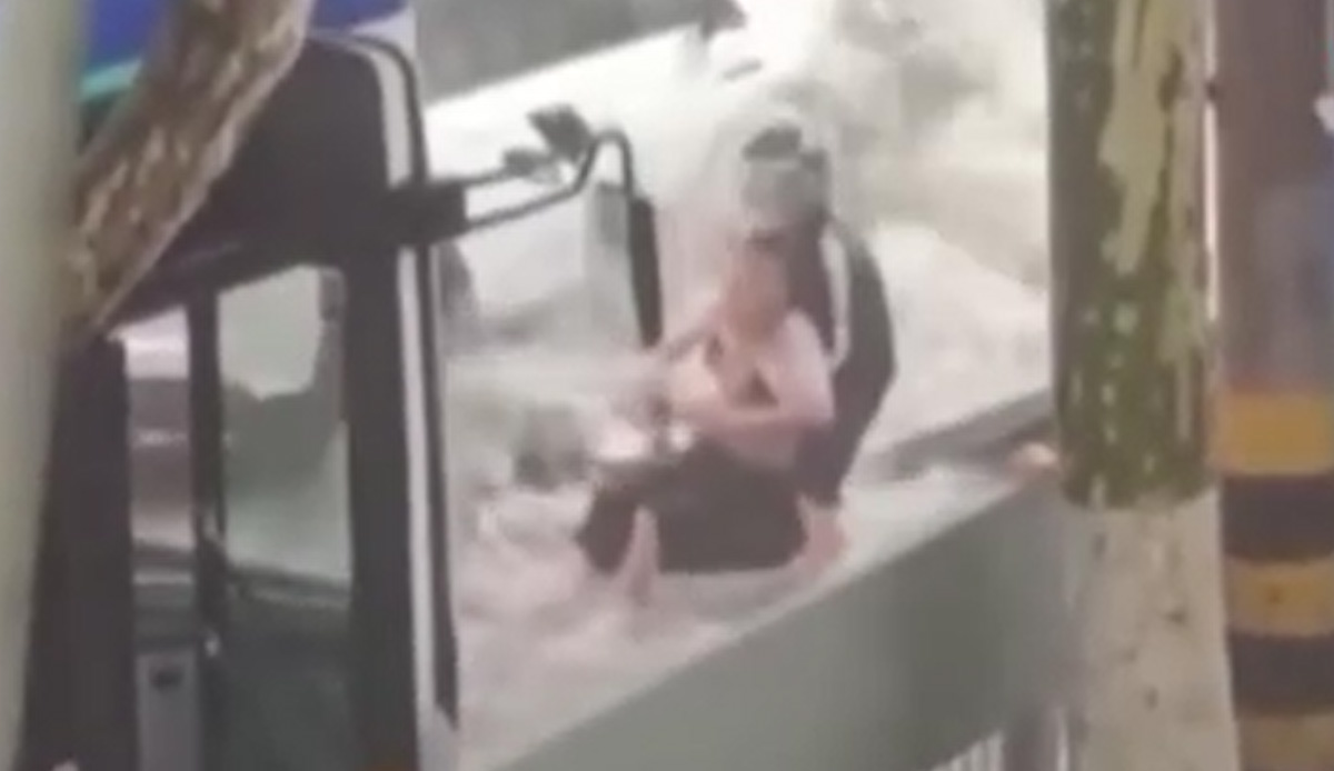 Otobüs sürücüsünden takdir toplayan hareket: Sele kapıldı, son anda kurtarıldı