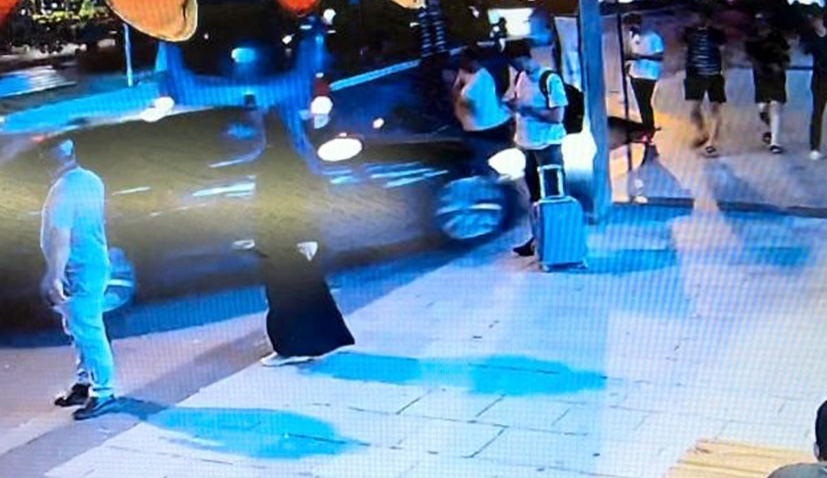Kontrolden çıkan otomobil yolcu durağına daldı