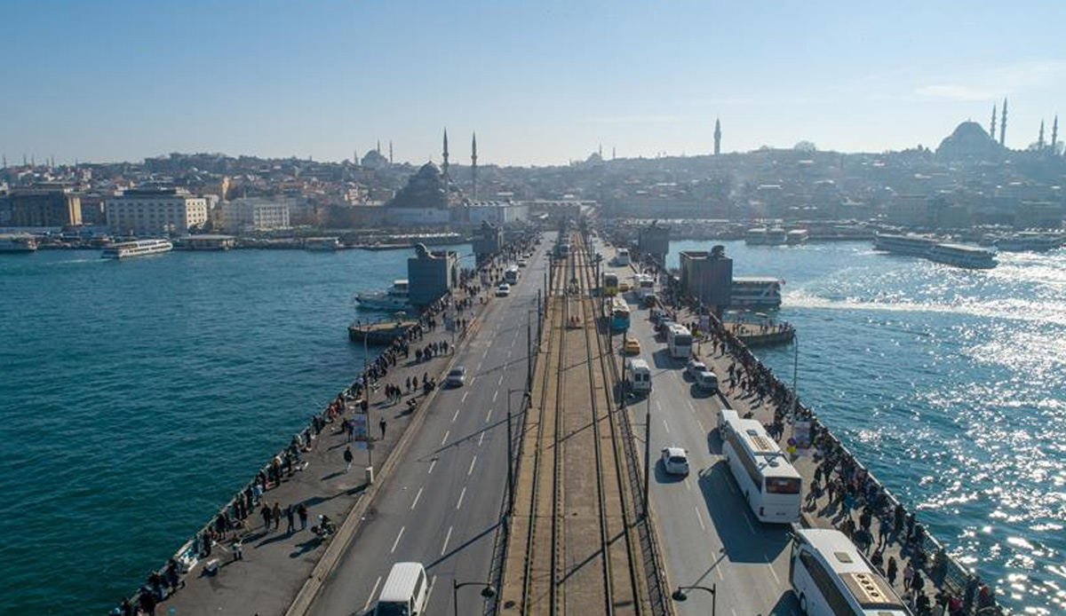 Galata Köprüsü'nde tramvay yoluna cip girdi: Olay yerine ekipler sevk edildi