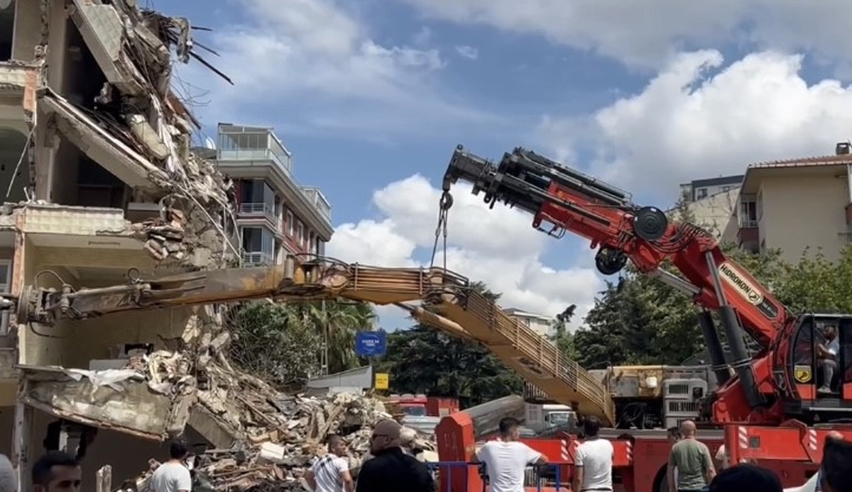 Kartal’da korku dolu anlar! Bina yıkımı yapan iş makinası devrildi, o anlar kamerada