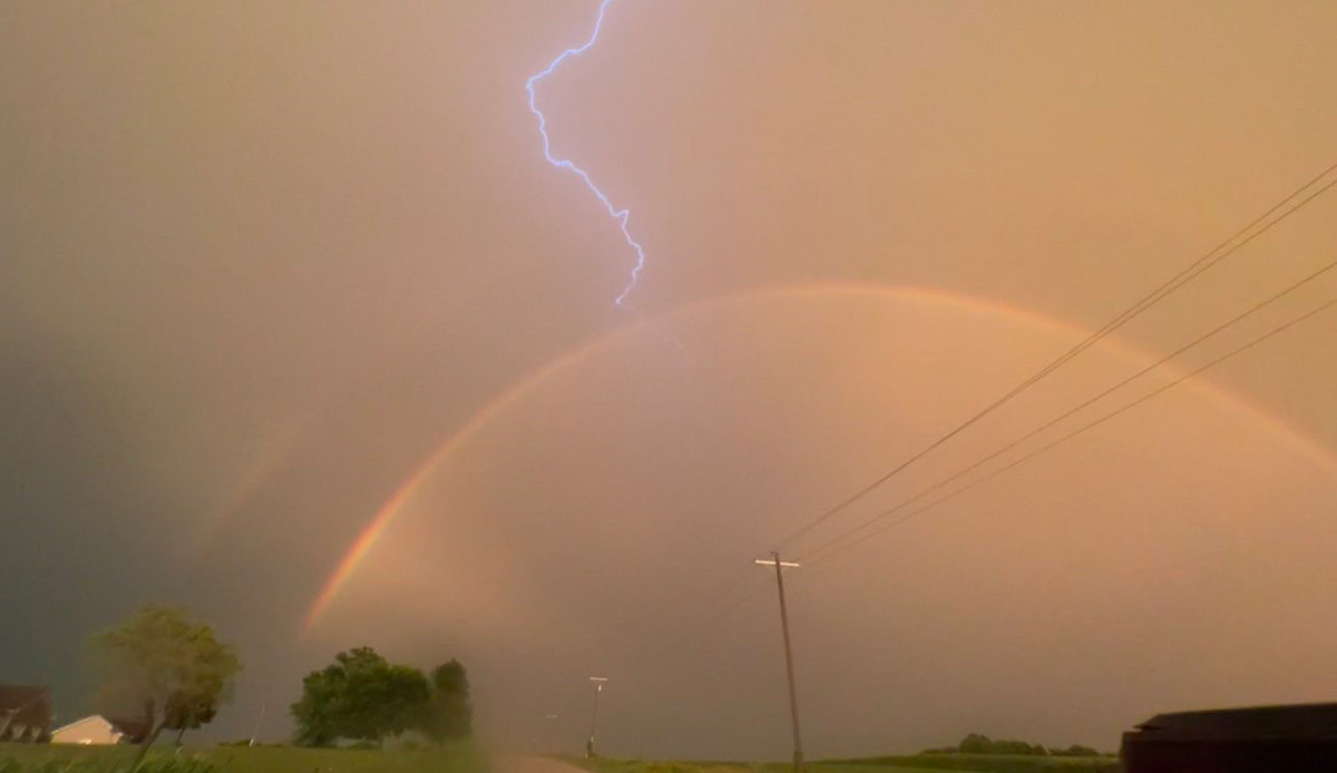 ABD'de şaşırtan görüntüler: Gökkuşağına yıldırım çarptı!