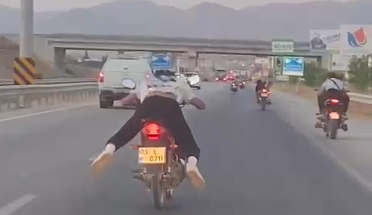 Motorsikletli gençler canlarını hiçe saydı, o anlar kameralara saniye saniye yansıdı