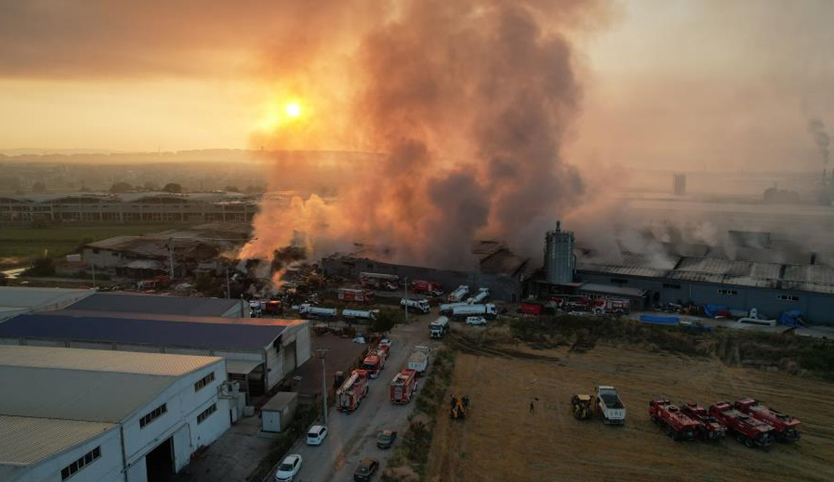 10 ayrı fabrikayı kül eden yangındaki hasar günün ilk ışıklarıyla ortaya çıktı