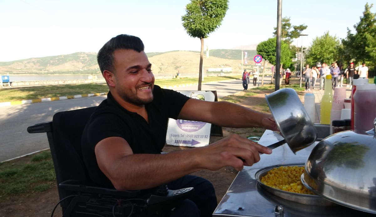 Engeline rağmen çocukları için çalışıyor