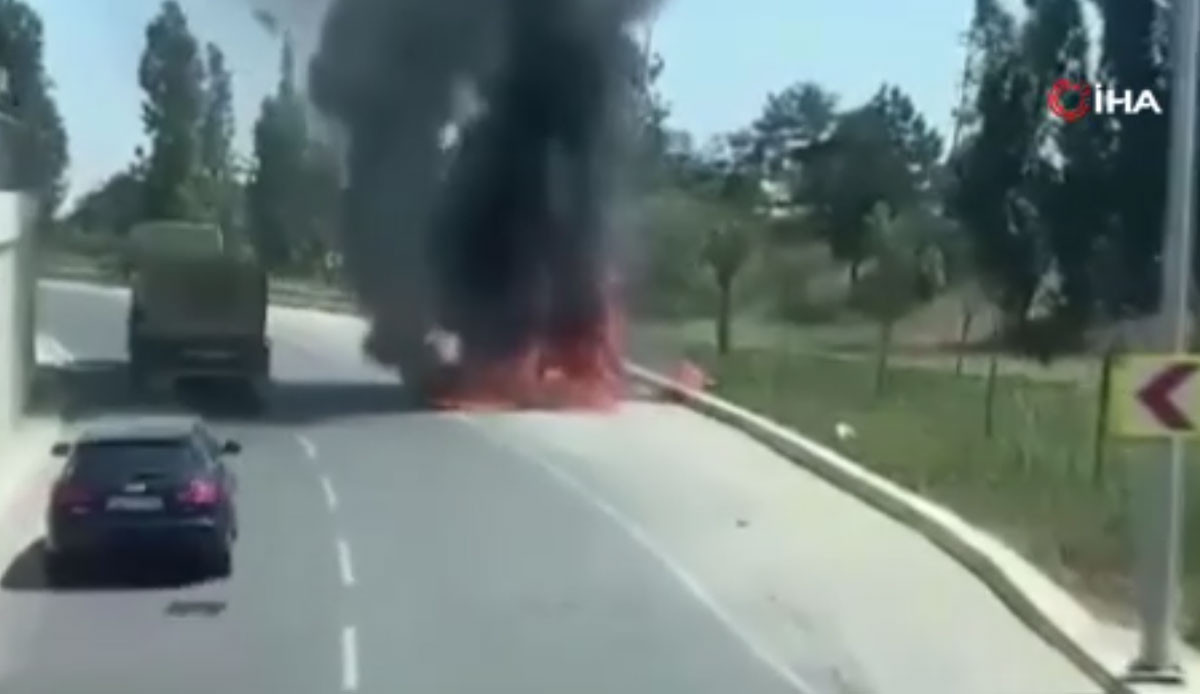 Otomobil alev topuna döndü! Görenler korkuyla yanından geçti