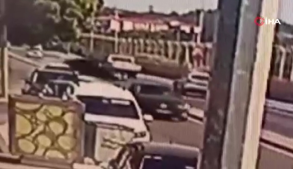 Kontrolden çıkan otomobil karşı şeritteki polis aracına çarptı: 3'ü polis 5 yaralı