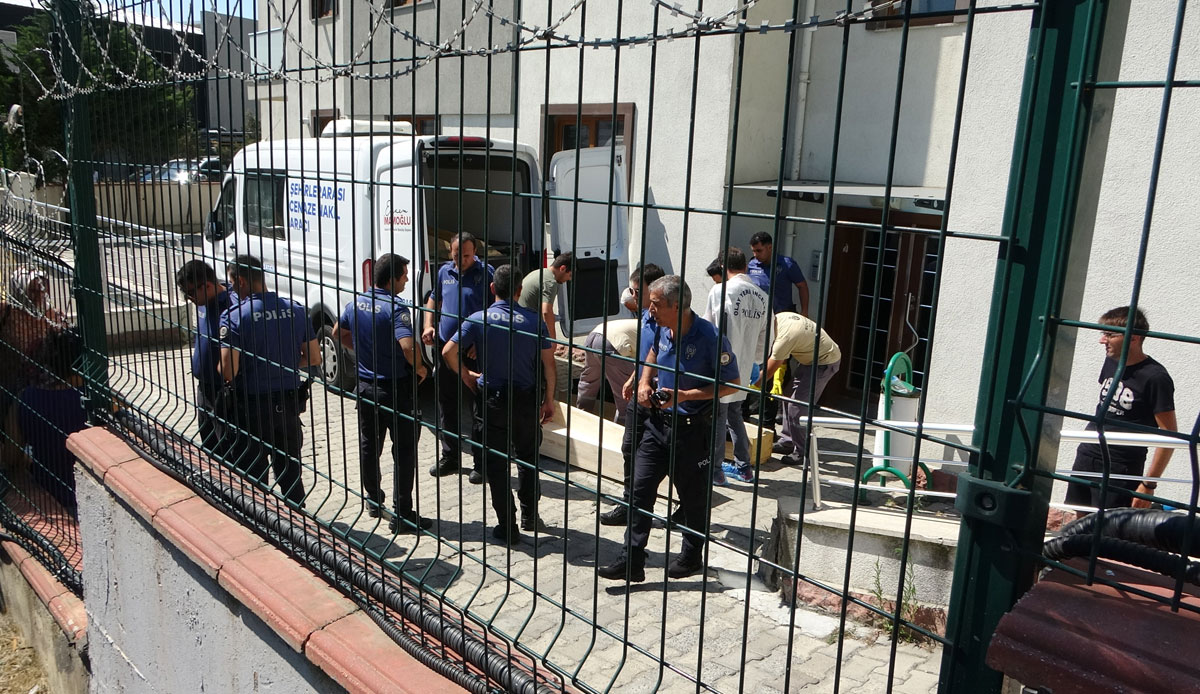 Trajik olay: Annesinin öldüğünden habersiz oyun oynadı