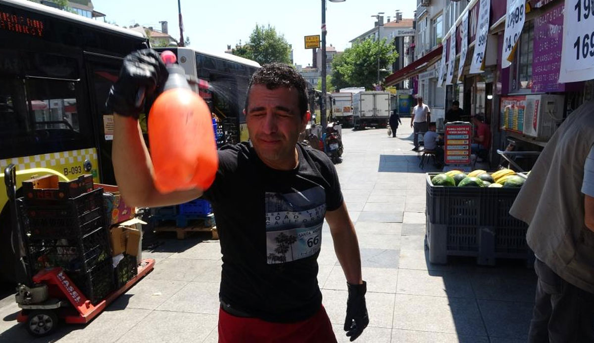 Manavın sıcaktan yaptığı hareket dikkat çekti: Çok sıcak, bittik, mahvolduk!