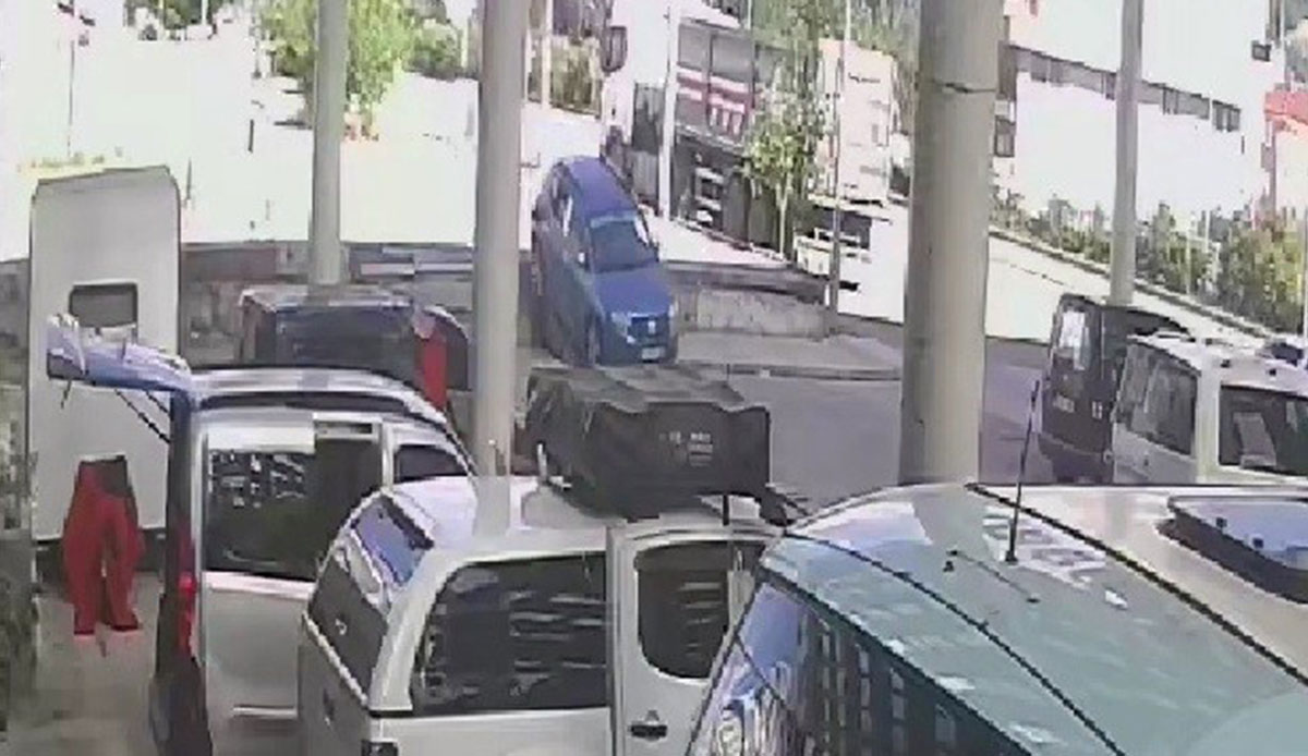 Yolu şaşırdı, otomobiliyle merdivenlerden indi: Panik anları güvenlik kamerasına anbean yansıdı