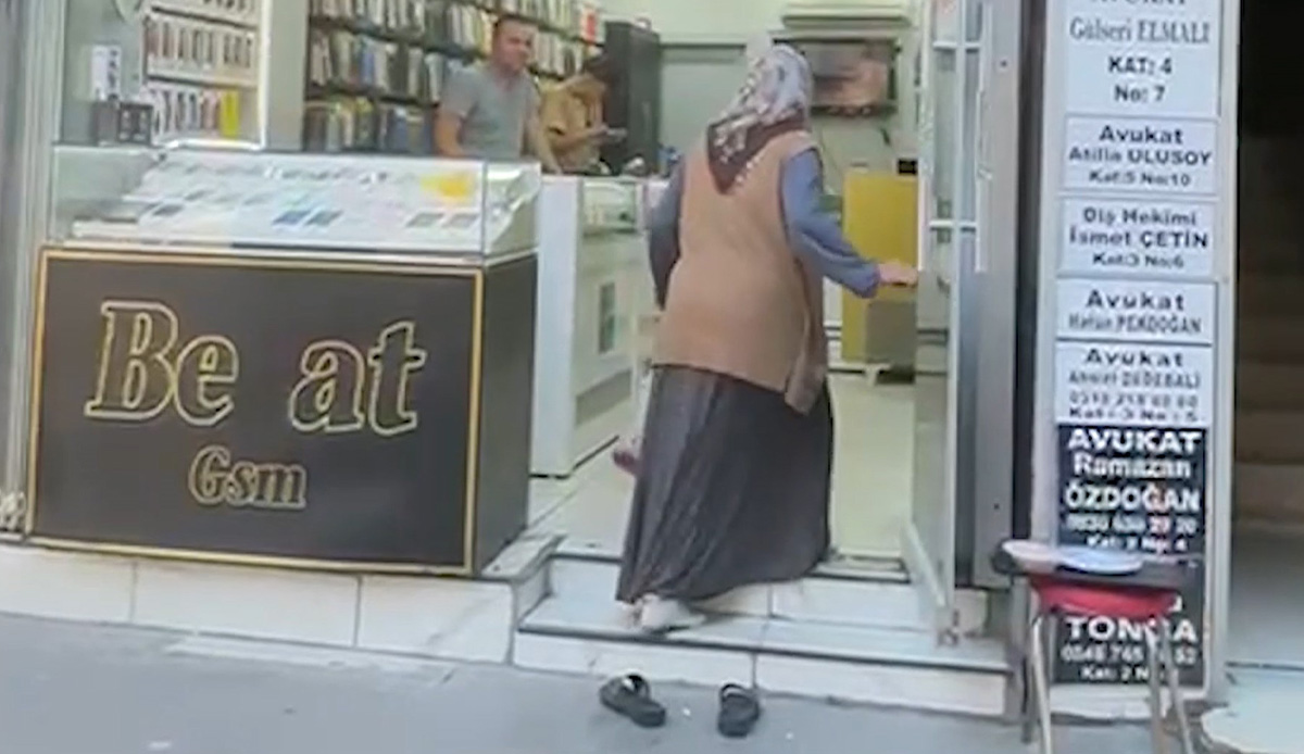 76 yaşındaki kadın mağazaya terliklerini çıkararak girdi, sebebini soranlar duygulandı