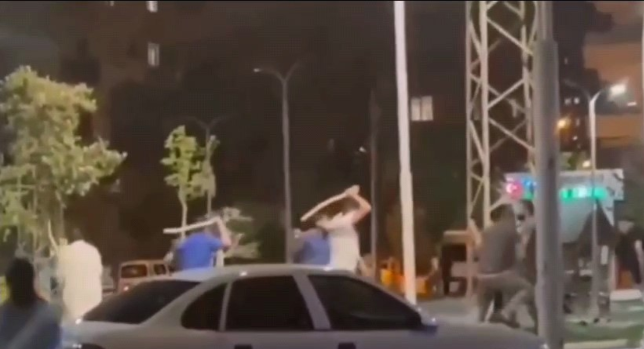 Taşlar, sopalar havada uçuştu: Kavga saniye saniye kameralara yansıdı