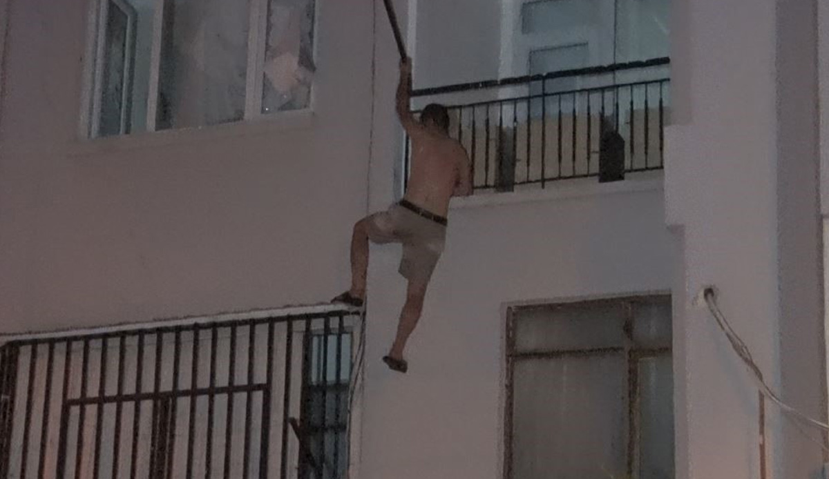 Eli bıçaklı adam mahalleliyi ayağa kaldırdı, polise direnişi kameralara yansıdı
