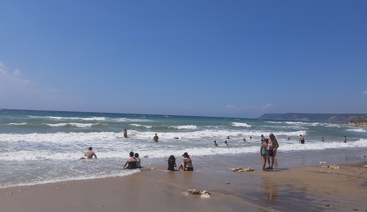 Fırtına çıkınca oluşan dalga denizdekilere panik dolu anlar  yaşattı