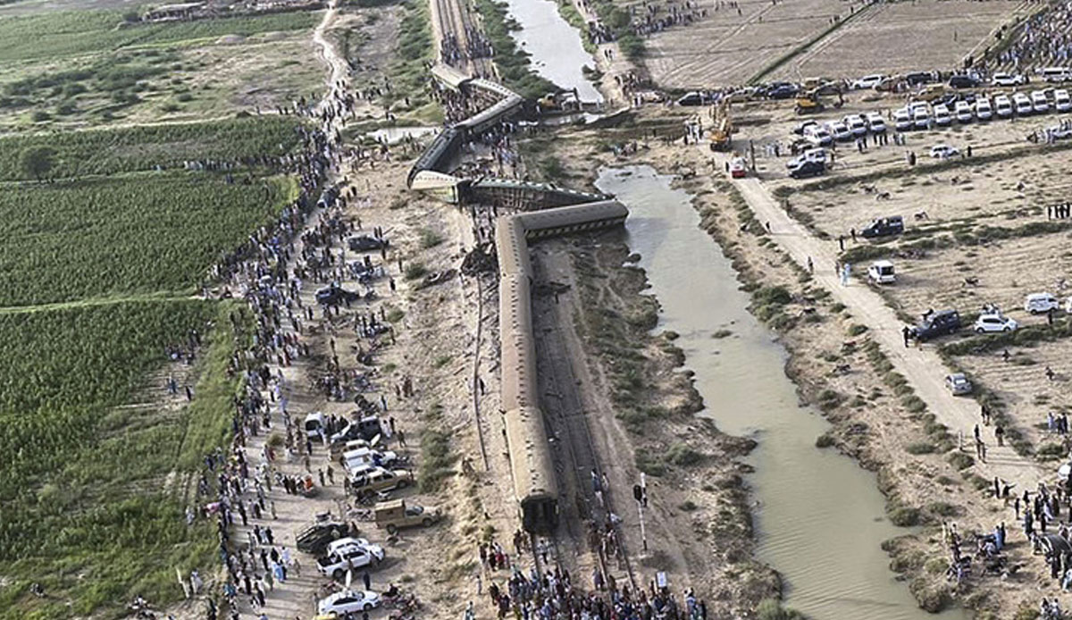 Pakistan'da 30 kişinin öldüğü tren kazasında sabotaj şüphesi