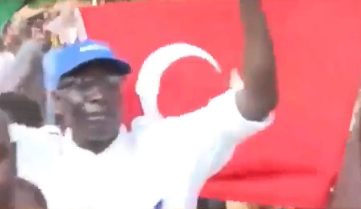 Fransa sömürgeciliğine karşı gösteri yaptılar: Türk bayrağı açtılar