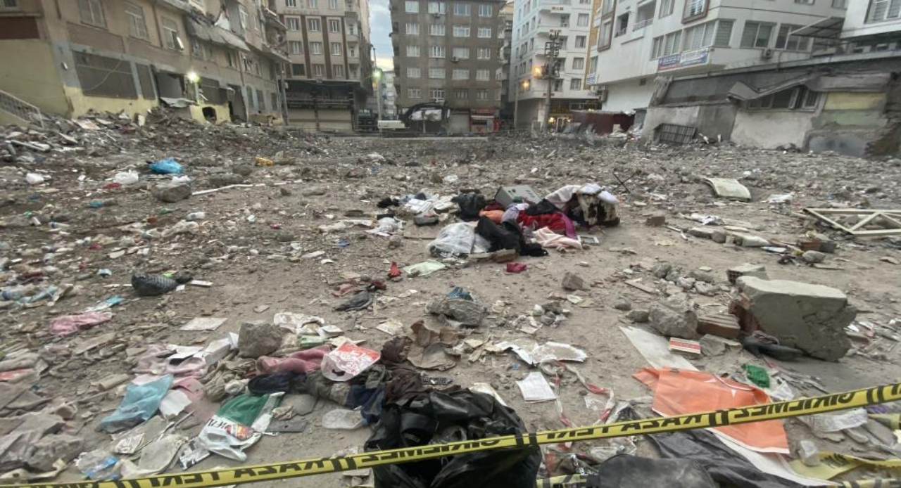 Depremde 48 kişiye mezar olmuştu: 3 kişi tahliye oldu