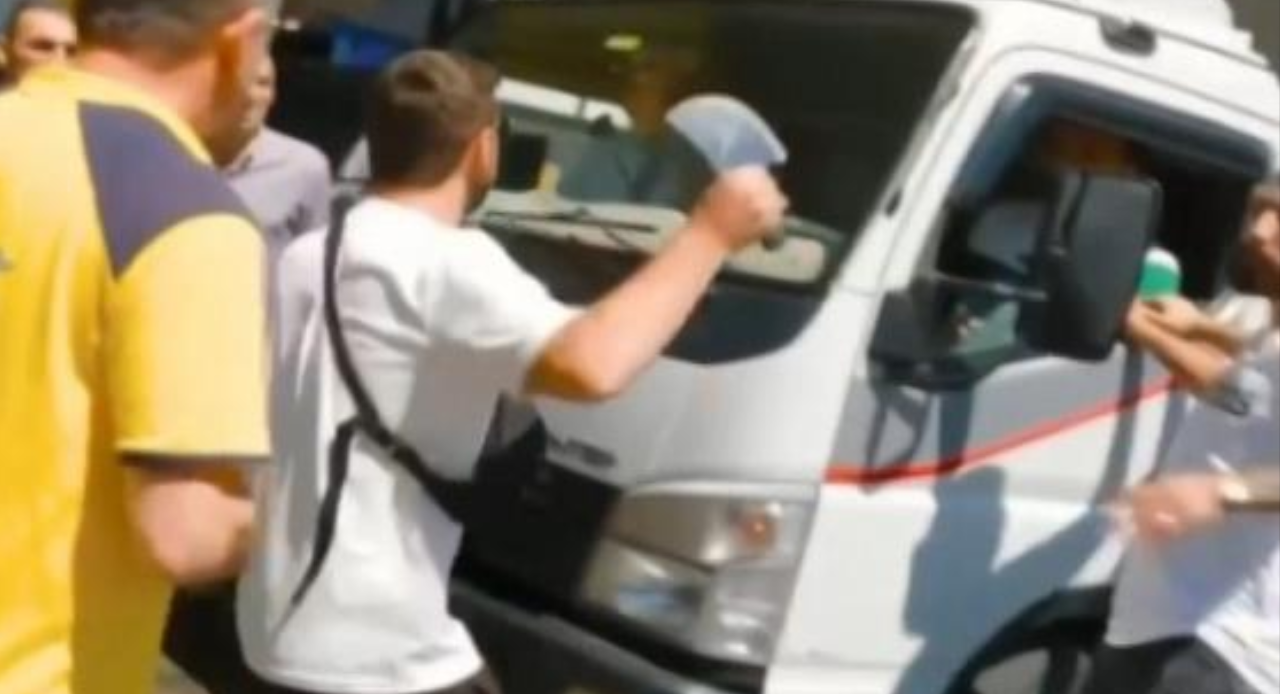 Akaryakıt istasyonundaki satırlı kavga kameralara yansıdı