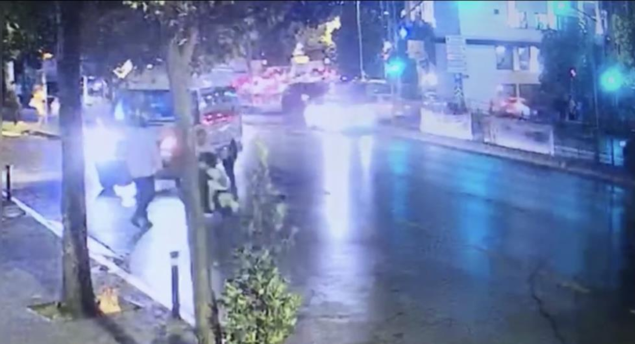 11 kişiye kapkaç yapan şahıs yakalandı: Kapkaç görüntüleri kameralara yansıdı
