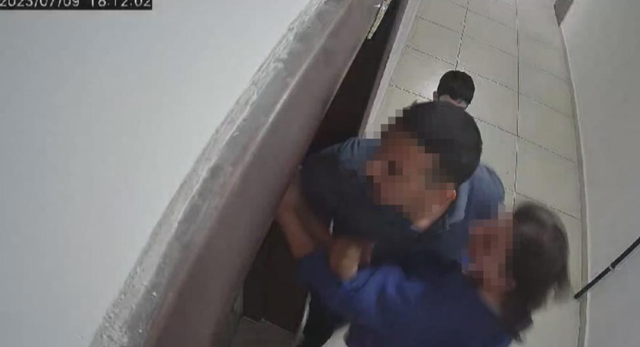 Komşusunu dövmek için boksör çağırdı: Babayı dövdüler, kızını yerlerde sürüklediler