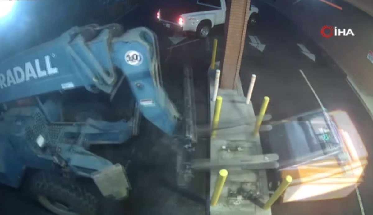 ATM'yi yerinden söküp çaldılar! O anlar kameralara yansıdı