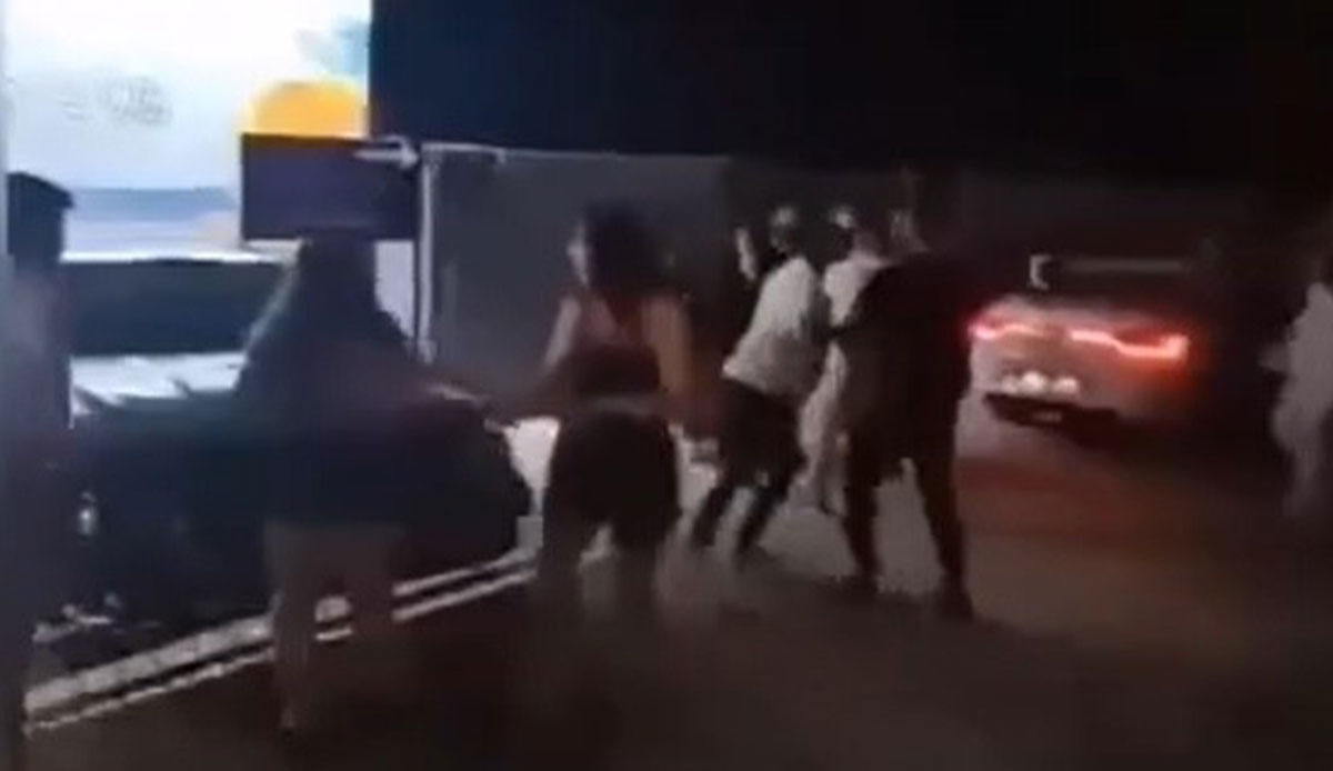 Eğlence mekanında ortalık karıştı: Mekan çalışanlarının müşterileri darp ettiği anlar kamerada