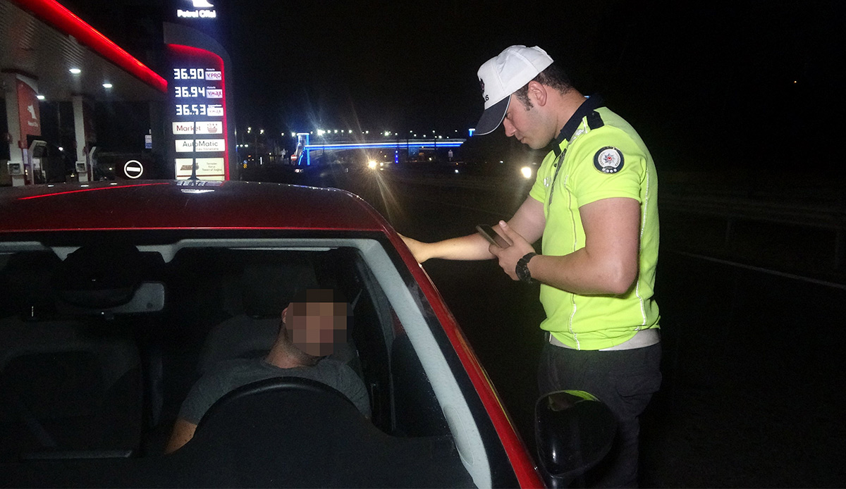 Aracının içinde uyuyakaldı: Kimi otomobili salladı kimi bağırdı, 3 saat sonra uyanınca cezadan kaçamadı