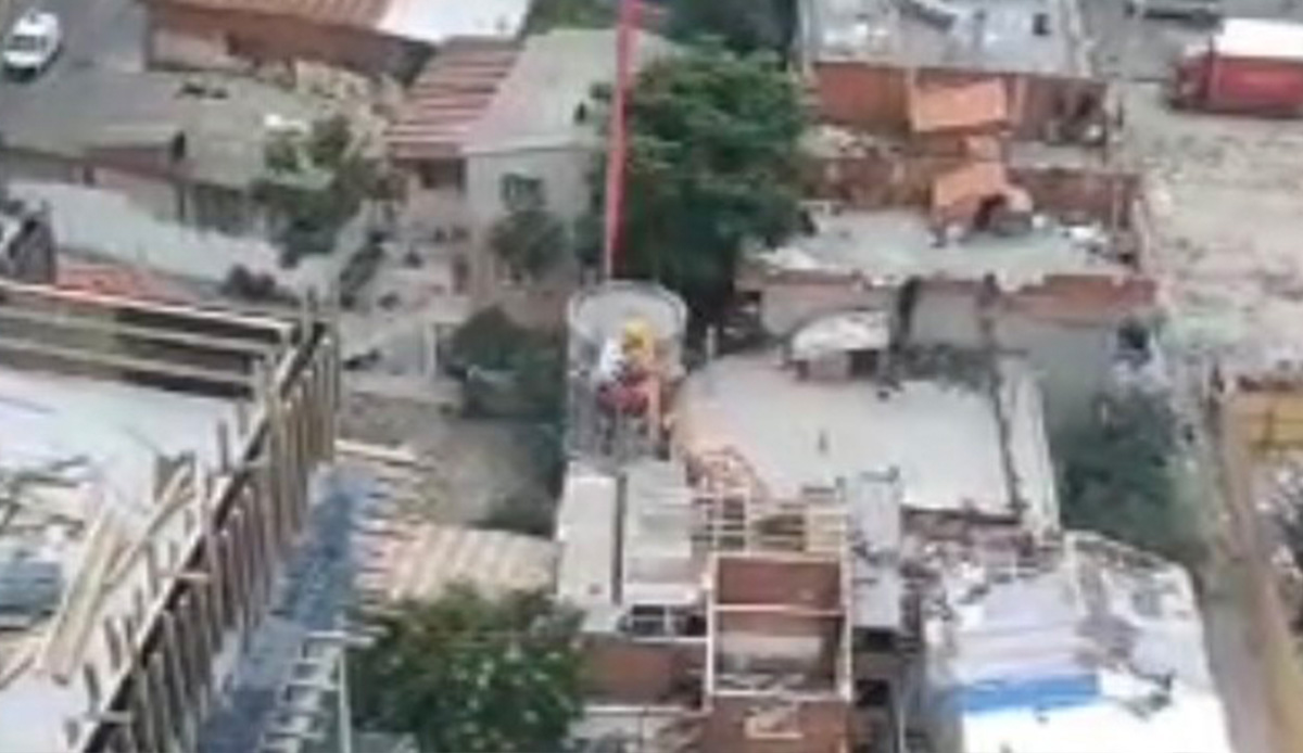 İşçiyi vinçle metrelerce yüksekliğe çıkardı, sorduğu soru duyanlara yok artık dedirtti