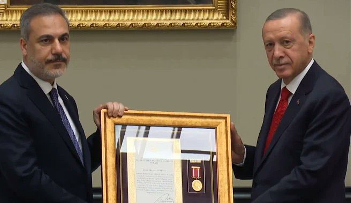 Cumhurbaşkanı Erdoğan’dan Hakan Fidan’a üstün hizmet madalyası
