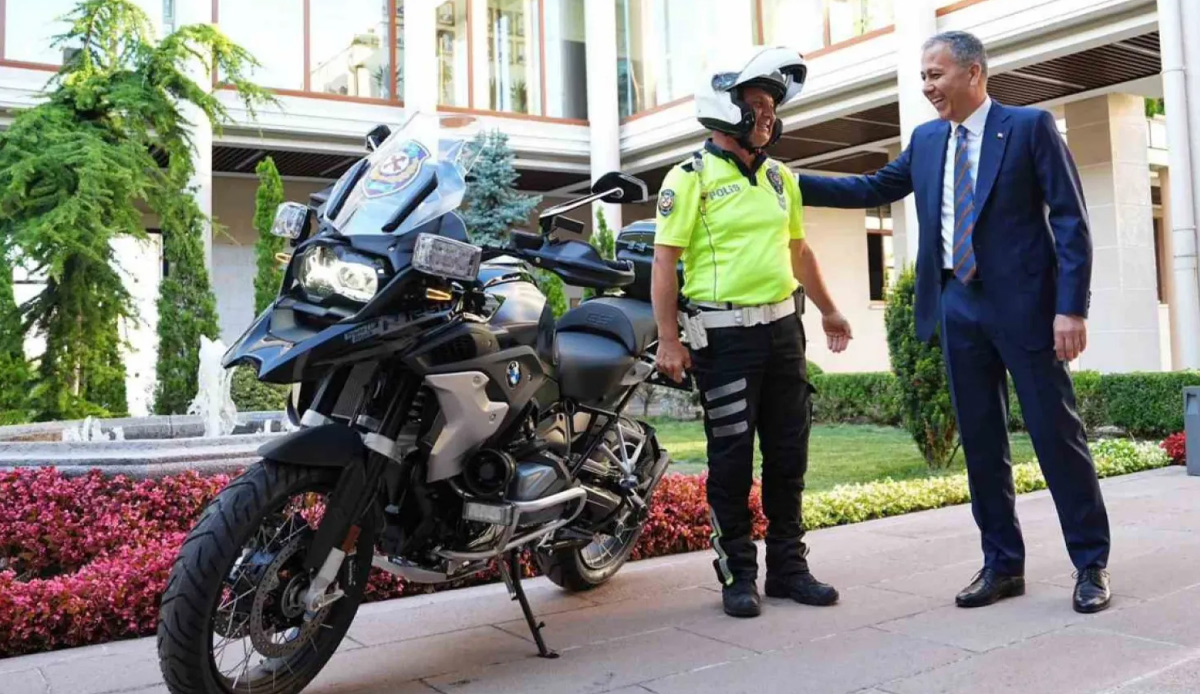 Gence verdiği nasihatle yürekleri ısıtan polise Bakan Yerlikaya'dan sürpriz!