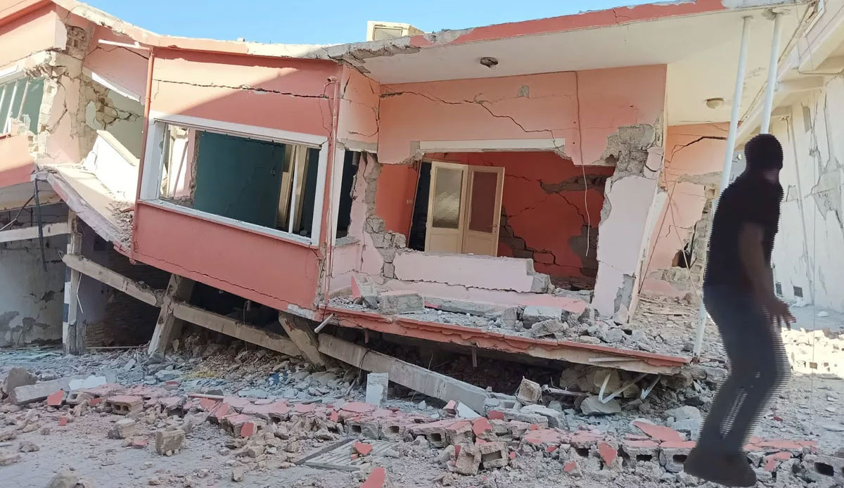 Bina kendiliğinden çöktü: Vatandaşın paniği kameraya yansıdı