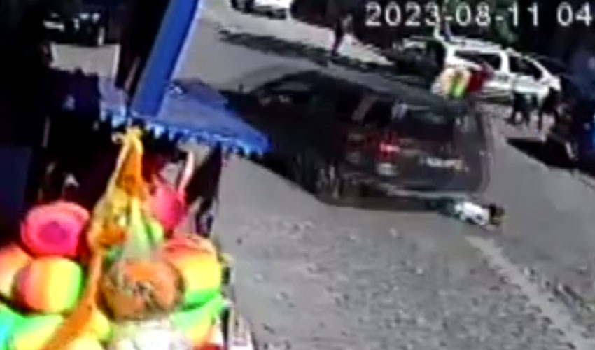 Sokak ortasında feci kaza: Yola atlayan kız çocuğu aracın altında kaldı, metrelerce sürüklendi