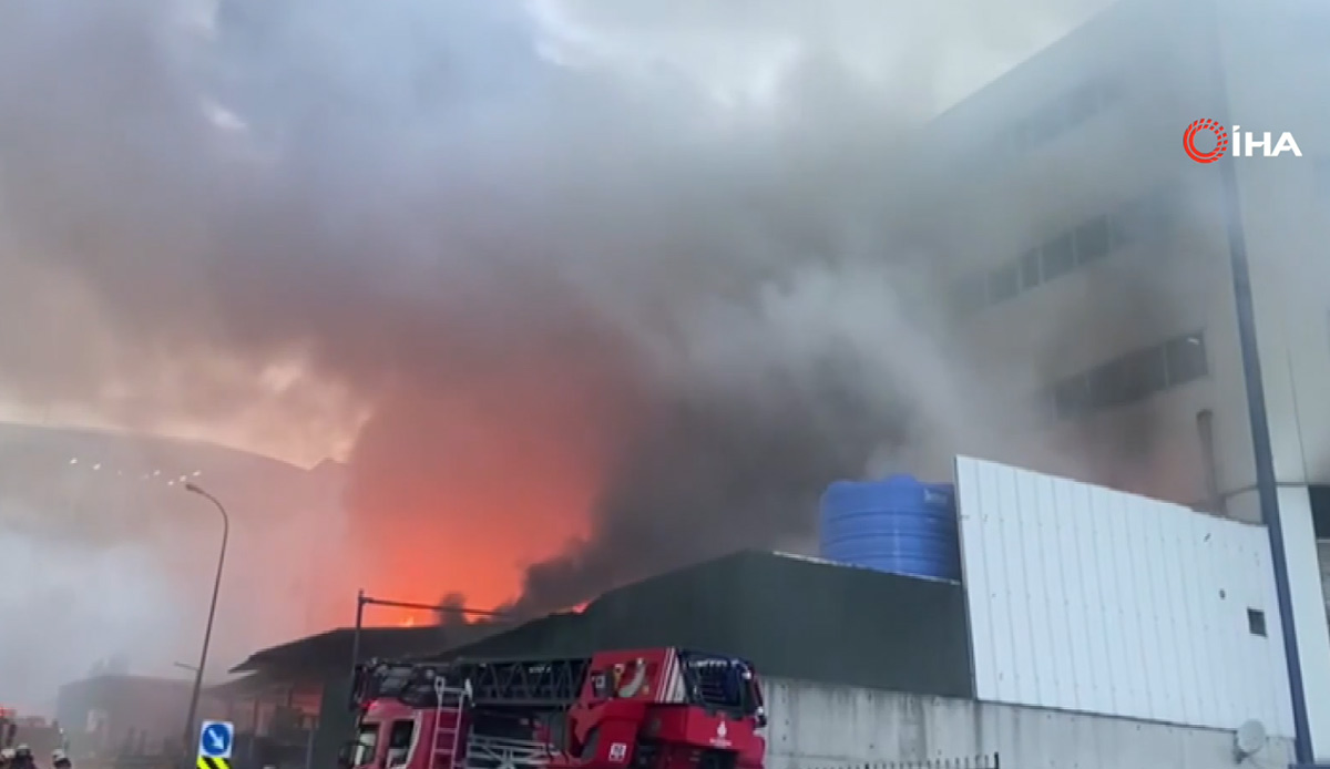 Arnavutköy'de yangın!  4 katlı cam üretim fabrikası alevlere teslim: Müdahale sürüyor