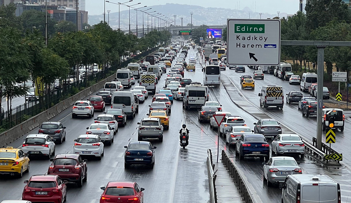 Yağış sonrası İstanbul'da trafik durma noktasına geldi