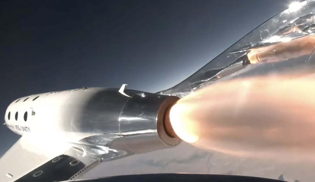 Tarihe geçen anlar saniye saniye kaydedildi... Virgin Galactic ilk defa uzaya turist taşıdı