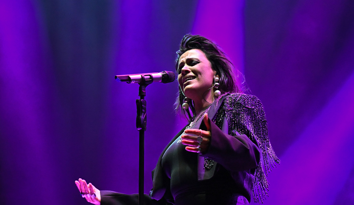 Yasmin Levy konser sırasında okunan selaya eşlik etti