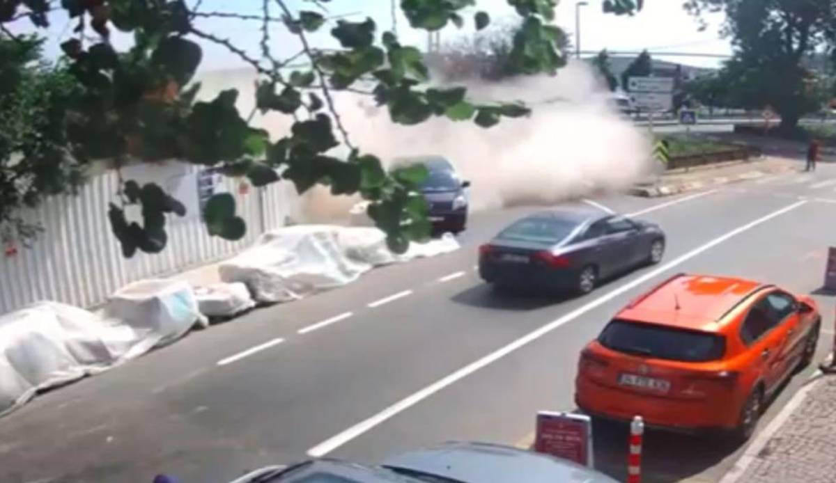 Beşiktaş'taki binanın çökme anı kamerada