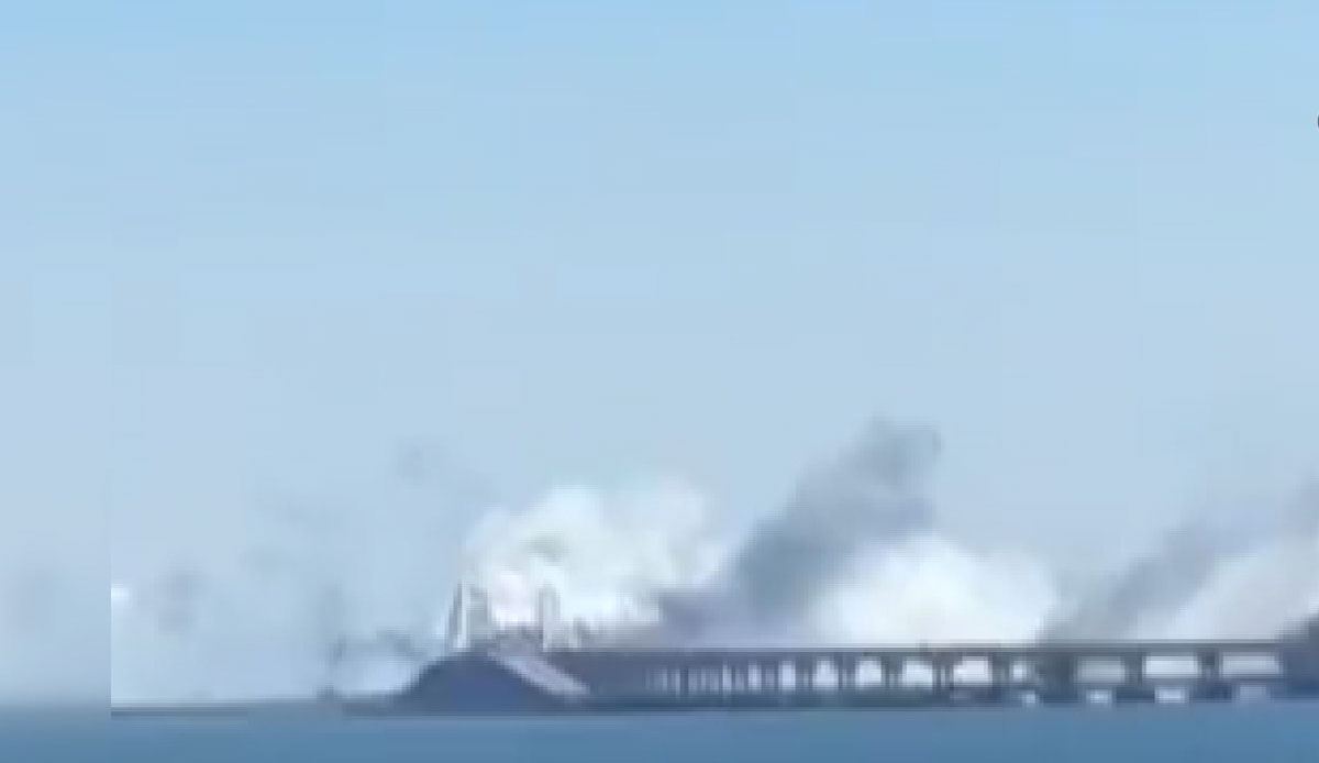 Ukrayna, S-200 füzesiyle Kırım Köprüsü'ne saldırdı! Köprüden dumanlar yükseliyor...