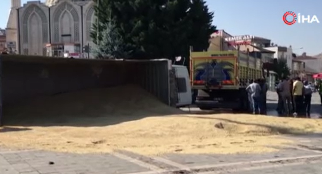 Faciadan kıl payı dönüldü: Freni patlayan kamyon meydana uçtu