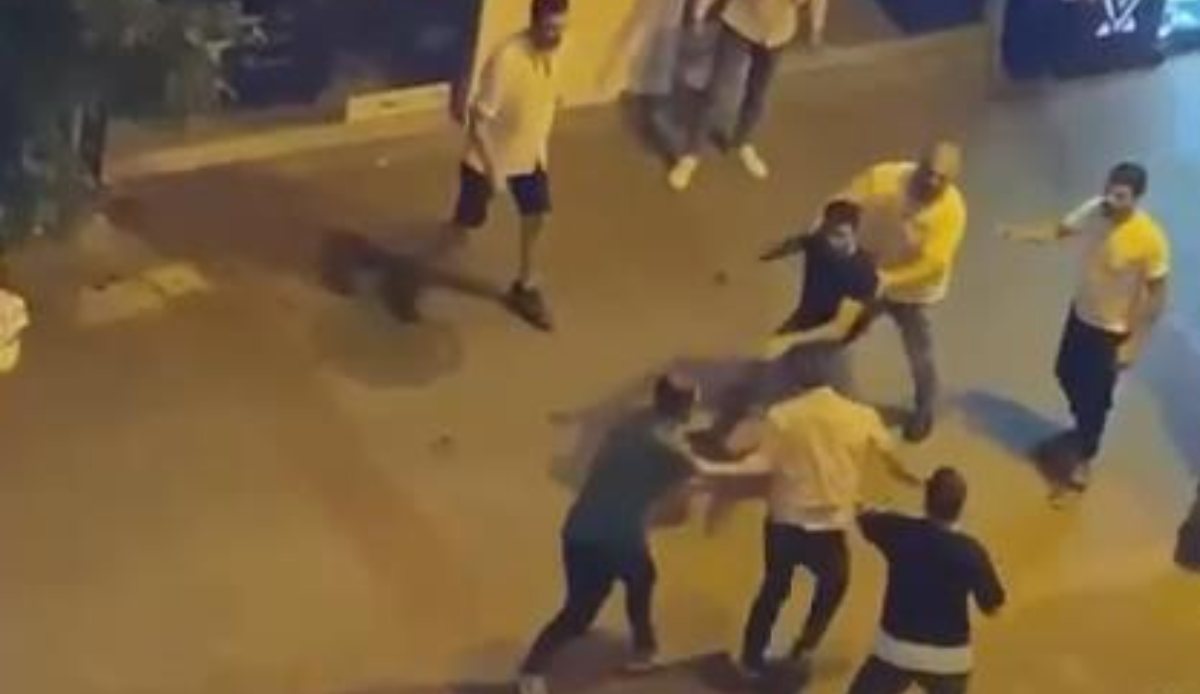 Husumetliler arasında bıçaklı kavga: anbean kameralara yansıdı