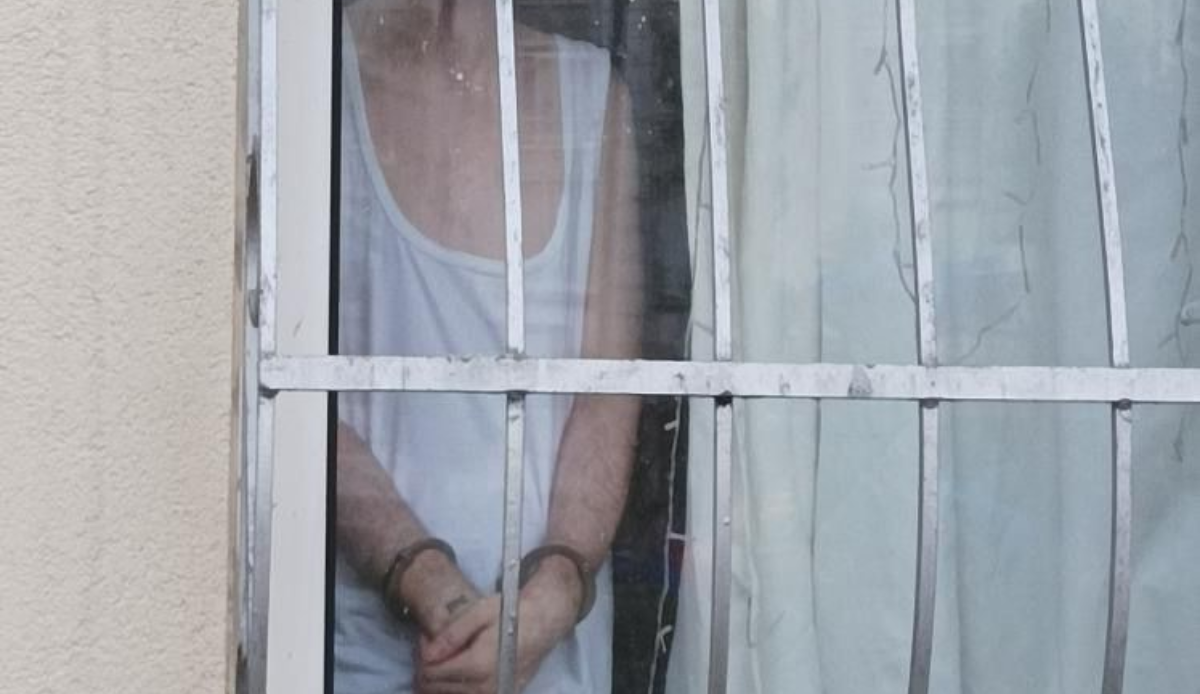 Yürek yakan iddia: Engelli oğlunun ellerini kelepçeledi