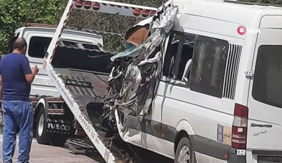 Korkunç kaza! Kamyon ile yolcu minibüsü çarpıştı: 1 ölü ve çok sayıda yaralı