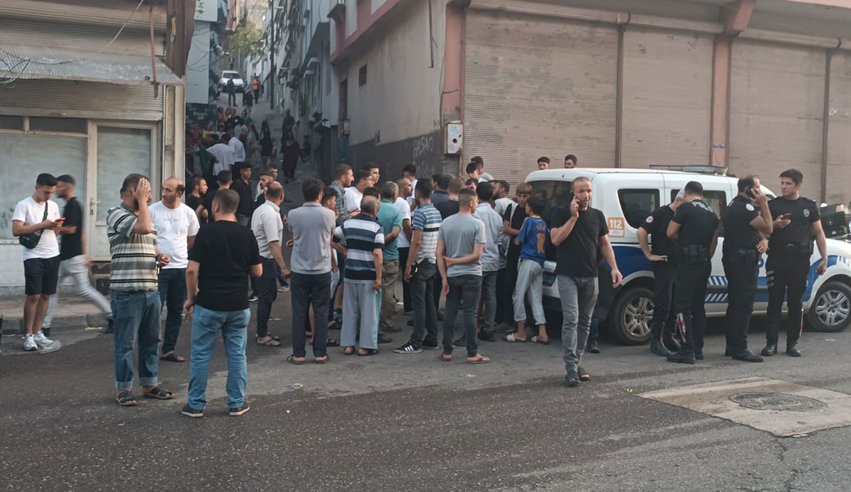 Uyuşturucu satıcıları mahalleliye kurşun yağdırdı: 1 ölü, 4 yaralı