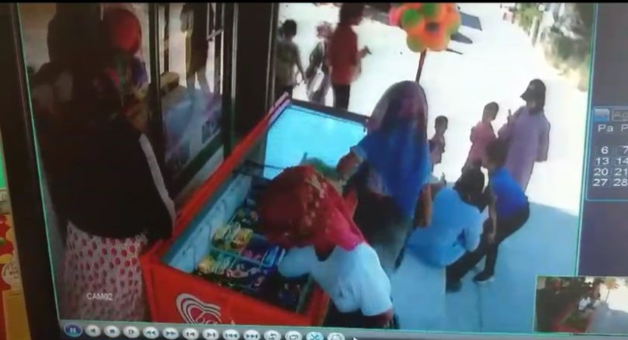 Namaz kılmasını fırsat bildiler, dondurmaları çaldılar: O anlar saniye saniye kameralara yansıdı